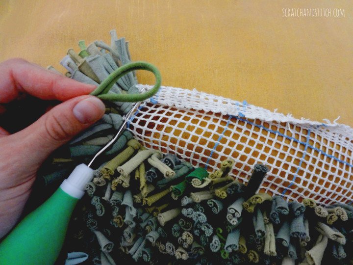 How to Make a T-Shirt Rug Tutorial by scratchandstitch.com