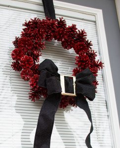 Pine Cone Holiday Wreath DIY by scratchandstitch.com