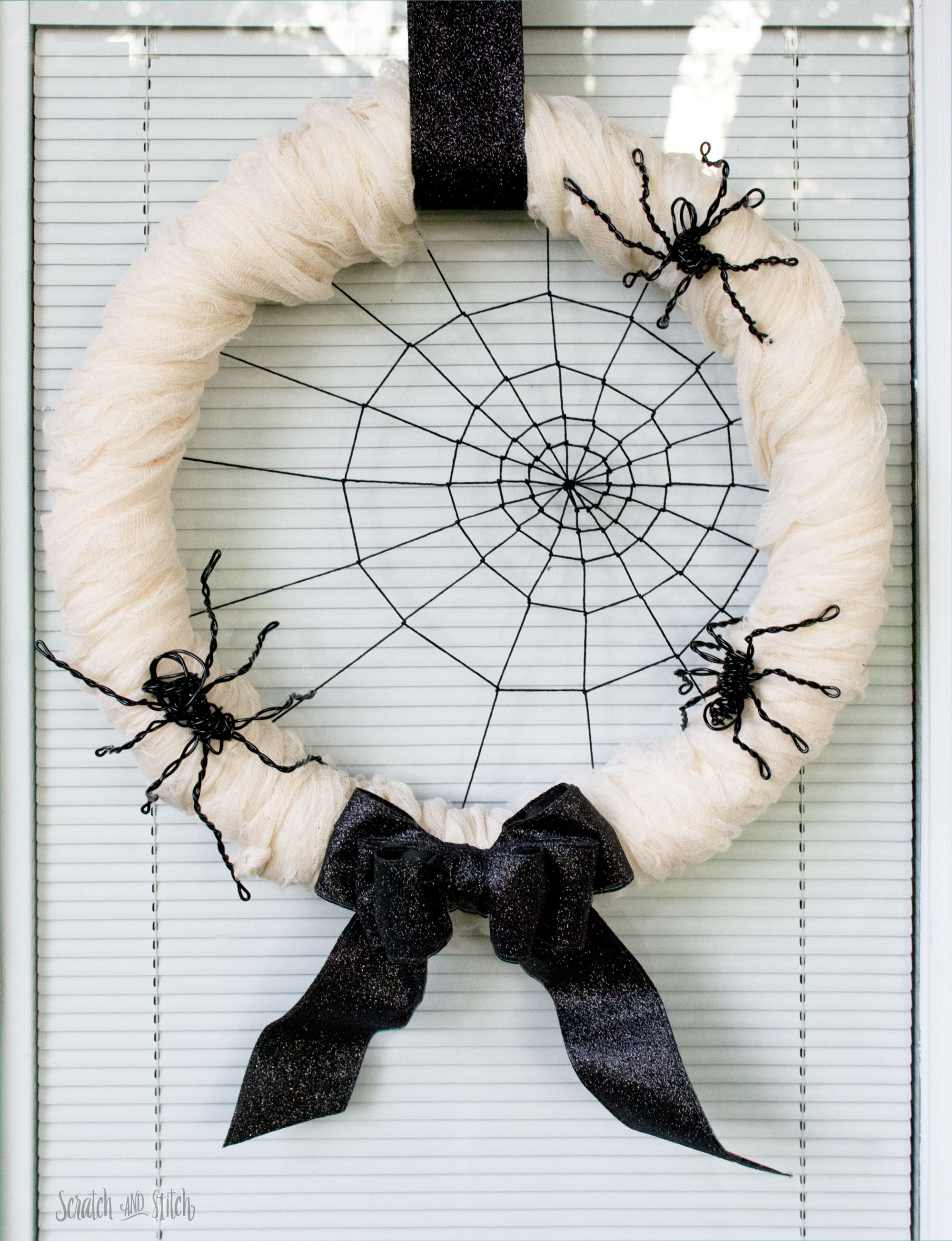 DIY Spiderweb Halloween Wreath with Wire Spiders