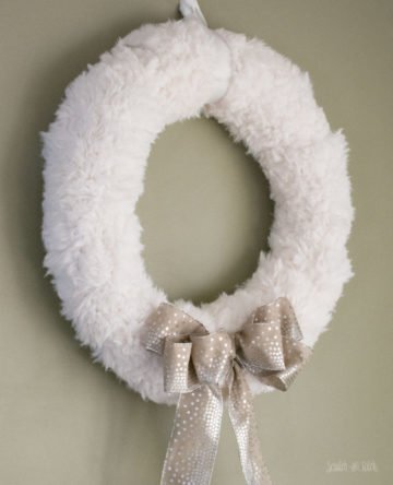 DIY White Cozy Winter Wreath by scratchandstitch.com