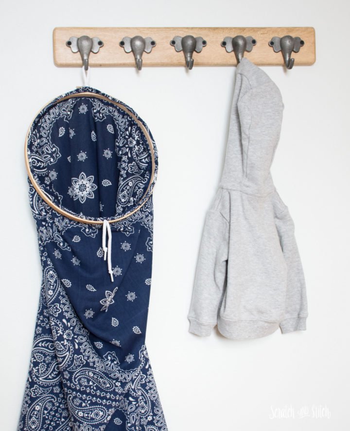 Upcycling Ideas: DIY Laundry Hamper Made with Bandanas by scratchandstitch.com