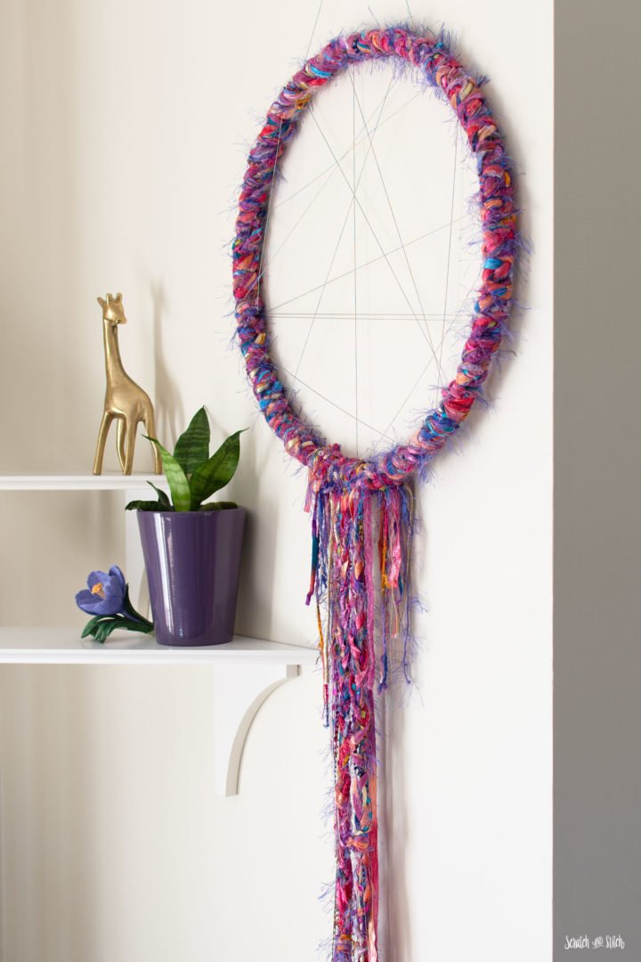 Embroidery Hoop Yarn Wreath by scratchandstitch.com