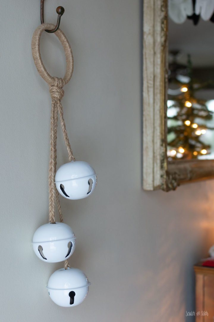 DIY Christmas Decor: Jingle Bell Door Hanger