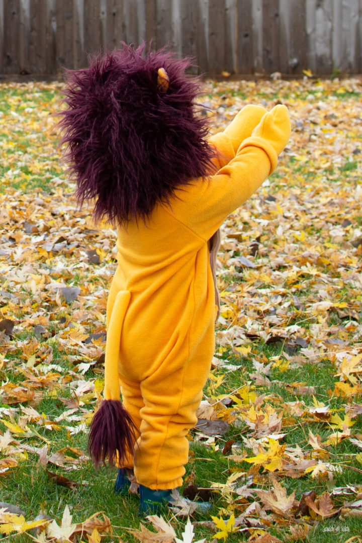 DIY Lion Costume Tail by scratchandstitch.com