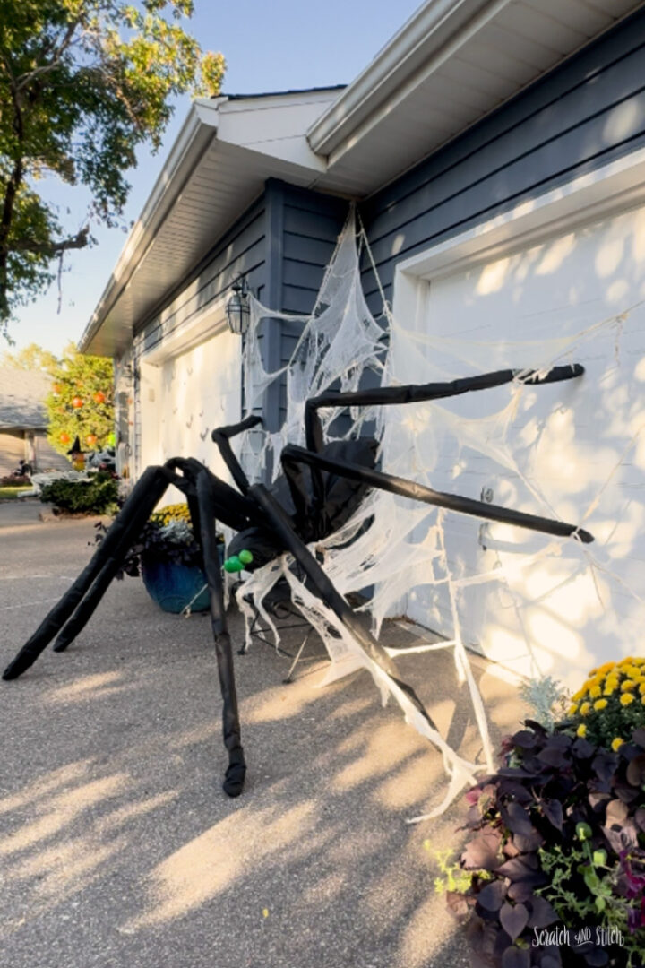 DIY Giant Halloween Decorations: Spider Edition