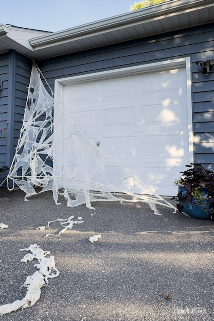 DIY Giant Spiderweb for Outdoor Halloween Decorations