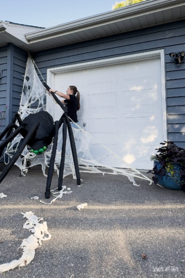 DIY Outdoor Spider Halloween Decorations